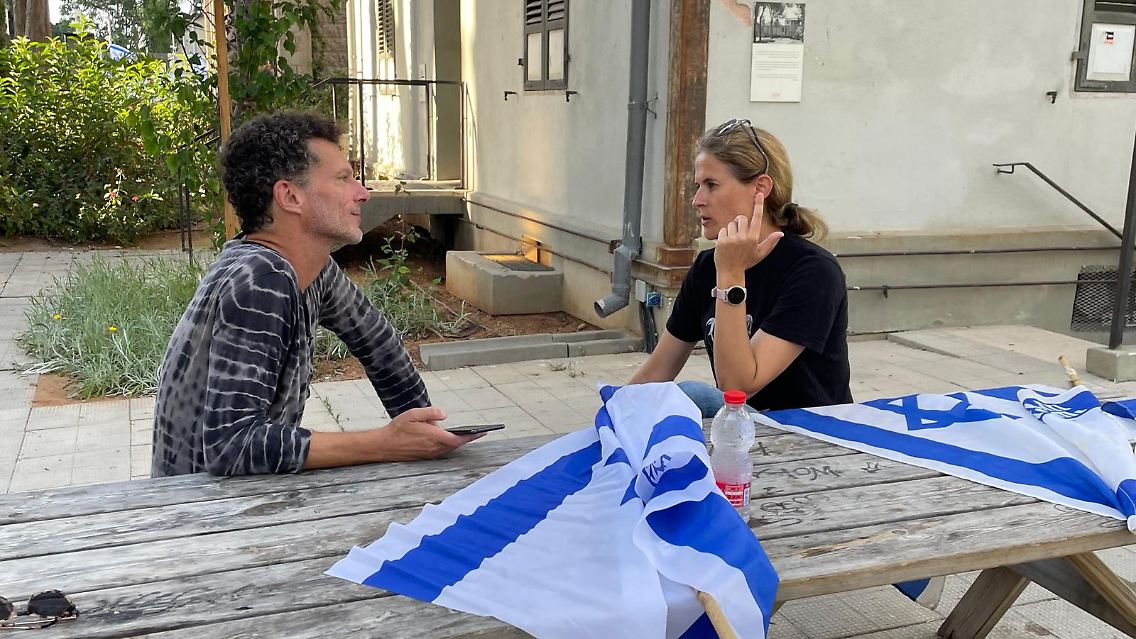 Tal Leder im Gespräch mit Shikma Schwartzman-Bressler.