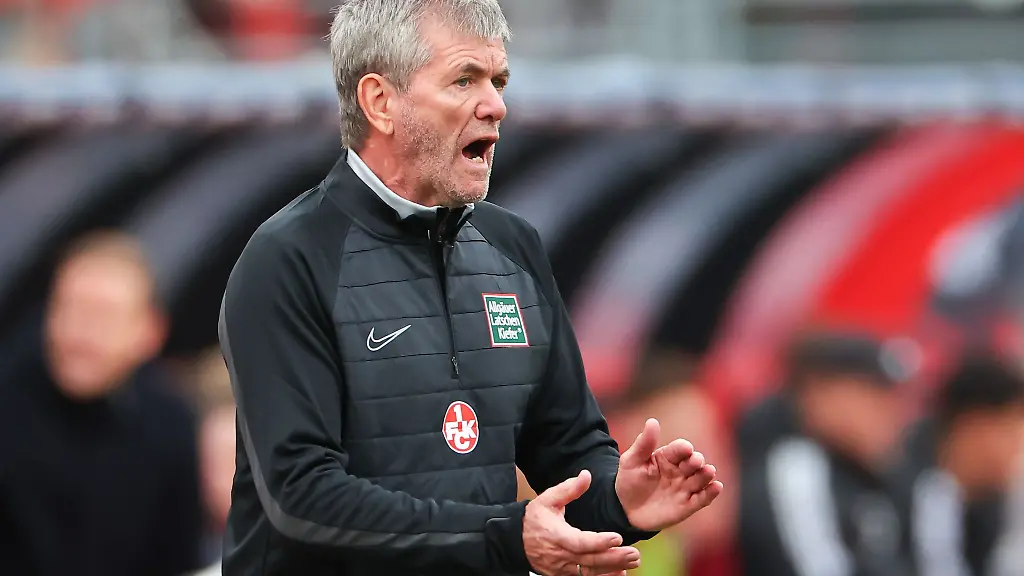Der-Trainer-Friedhelm-Funkel-aus-Kaiserslautern-gestikuliert-am-Spielfelrand