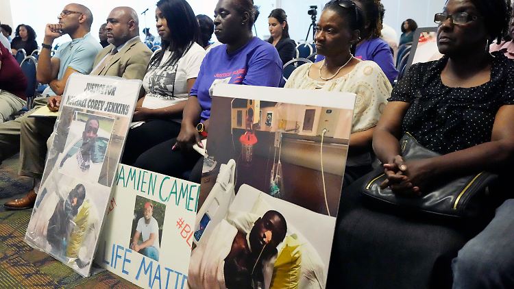 Die Familien der beiden Opfer, Michael Corey Jenkins und Damien Cameron, im Juni 2023 während eines Besuches in Mississippi. 