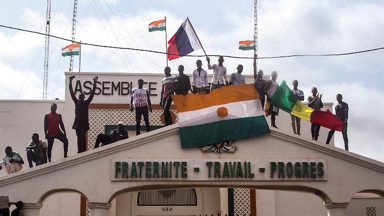 Ein Protest zur Unterstützung der Putschisten in Nigers Hauptstadt Niamey. Vergangene Woche stürzte eine Militärjunta den demokratisch gewählten Präsidenten Bazoum.