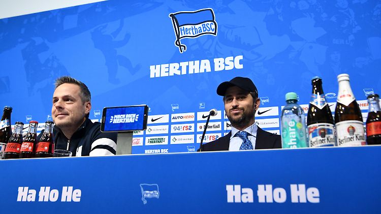 Der US-Finanzinvestor 777 Partners ist im März beim damaligen Berliner Erstligisten Hertha BSC eingestiegen: Hier Hertha-Präsident Kay Bernstein (l) mit Investor Joshua Josh Wander (CEO von 777 Partners) bei der PK.
