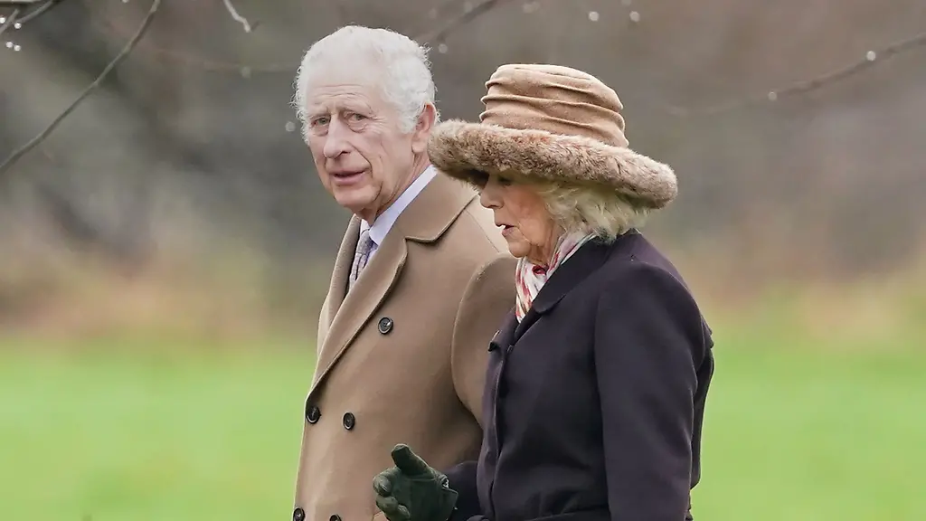 Koenig-Charles-III-und-Koenigin-Camilla-besuchen-den-Sonntagsgottesdienst-in-der-St-Mary-Magdalene-Church-in-Sandringham