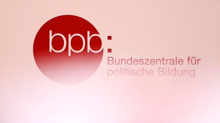 Die Bundeszentrale für politische Bildung ist eine wichtige Institution "für die Stärkung von Demokratie und die Abwehr von gefährlichen Radikalismen".
