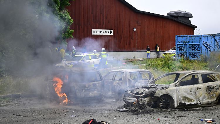 Die Polizei nahm Ermittlungen wegen gewalttätiger Ausschreitungen, Brandstiftung und schwerer Sabotage der Einsatzkräfte auf.