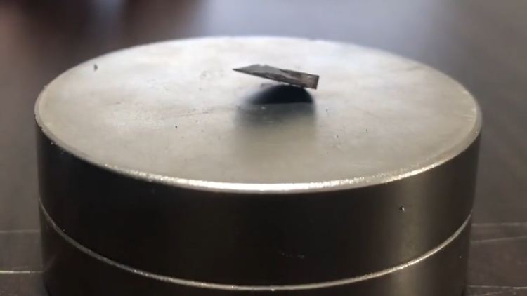 Eine Seite des Stücks LK-99 schwebt in einem Video der Forscher über einem Magneten - Hinweis auf seine supraleitende Eigenschaft?