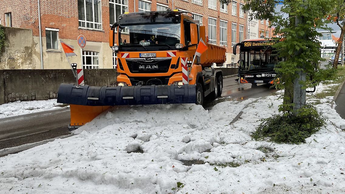 Im Sommer ist ein Räumfahrzeug eher untypisch.