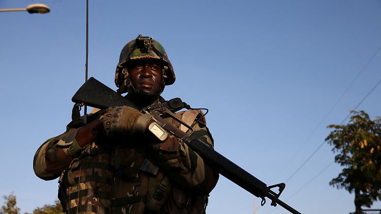 Nigerias Präsident plädiert für einen Militäreinsatz der ECOWAS-Staaten im Niger.