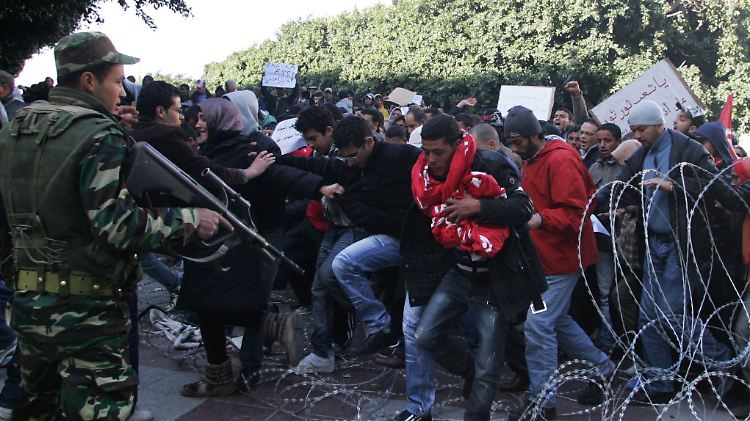 "Das Volk will die Regierung stürzen",  skandieren die Protestler in Tunis.