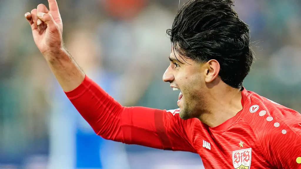 Stuttgarts-Torschuetze-Mahmoud-Dahoud-jubelt-ueber-das-Tor-zum-0-2