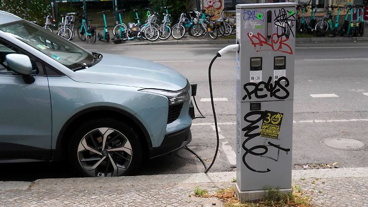 Man muss lange suchen, um sie zu finden: Ladestationen für E-Autos.