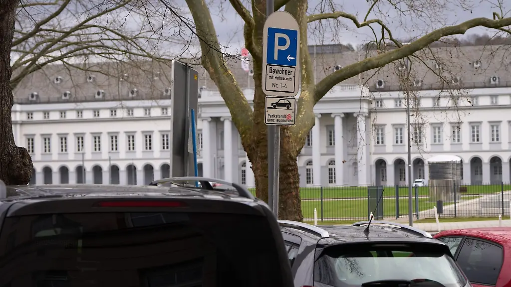 PKW-parken-in-einer-Anwohnerparkzone-in-Koblenz