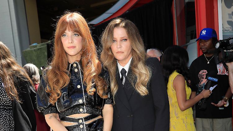 Durch den Tod ihres Bruders erbt Riley Keough (l.) nun den kompletten Nachlass ihrer Mutter Lisa Marie Presley (r.).
