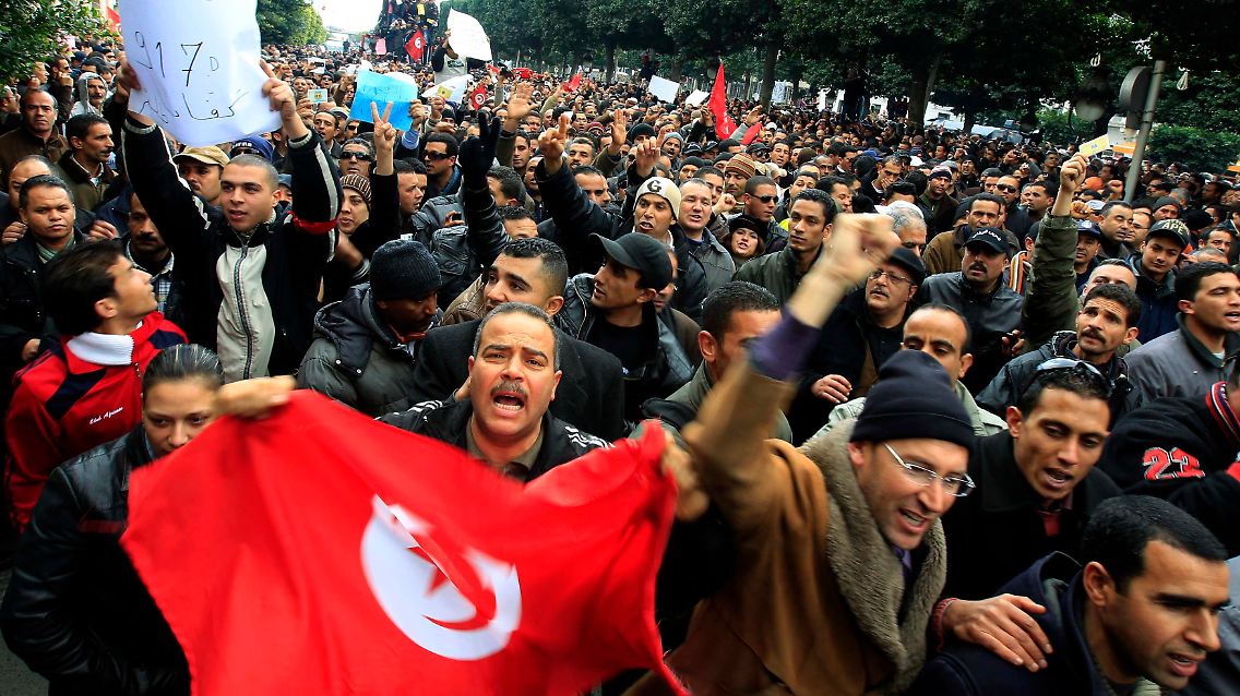 2011-01-22T140148Z_01_ZOH17_RTRMDNP_3_TUNISIA-PROTESTS-POLICE.JPG4424850015786764530.jpg