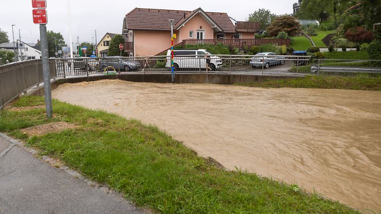 Mehrere Orte sind durch die Fluten und Geröllmassen abgeschnitten.