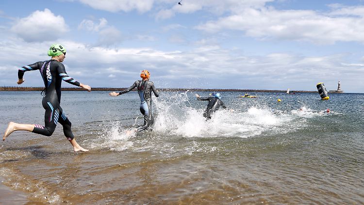 Hochmotiviert stürmen die Triathleten das Meer. Viele von ihnen bereuen es im Anschluss.