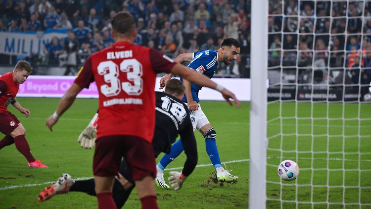 Kenan Karaman versenkt den Ball. 
