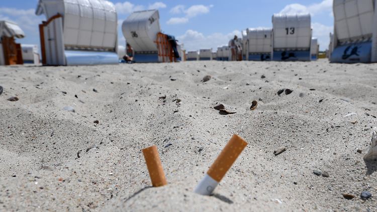Viele Urlauber entsorgen ihre Kippen achtlos am Strand - wenn Speisefische kleinste Partikel fressen, könnte das Gift auch in der menschlichen Nahrungskette landen.