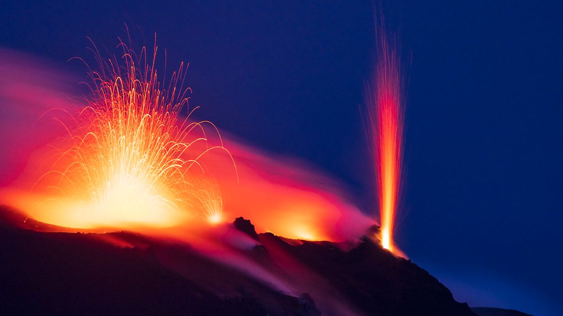 Wenn irgendwo auf der Welt ein Vulkan (im Bild: Der Stromboli) ausbricht, ...