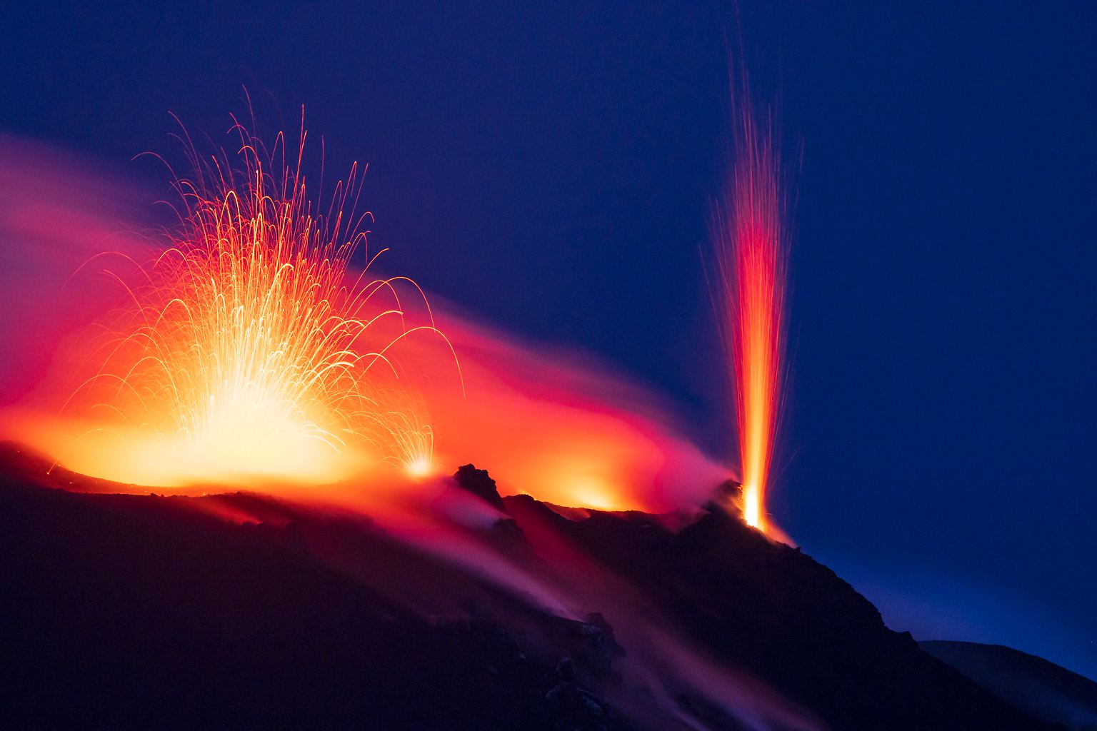 Wenn irgendwo auf der Welt ein Vulkan (im Bild: der Stromboli) ausbricht, ...