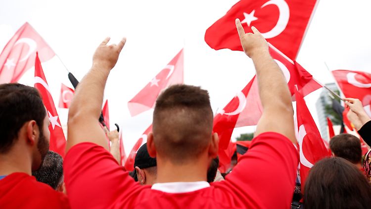 Die "Grauen Wölfe" grüßen sich mit einem speziellen Handzeichen, das die Zugehörigkeit zur Ülkücü-Bewegung" zeigen soll.