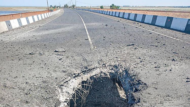 In der Tschonhar-Brücke klafft jetzt ein großes Loch.