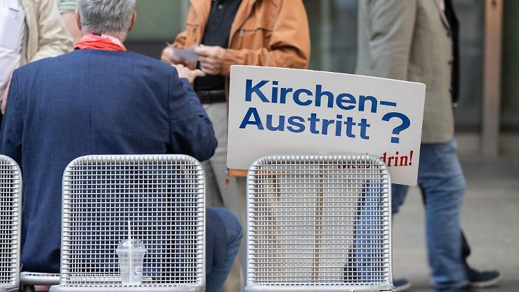 Der Kirchenaustritt hat nicht nur finanzielle Folgen. Auch im Alltag und Berufsleben kann es dadurch Veränderungen geben.