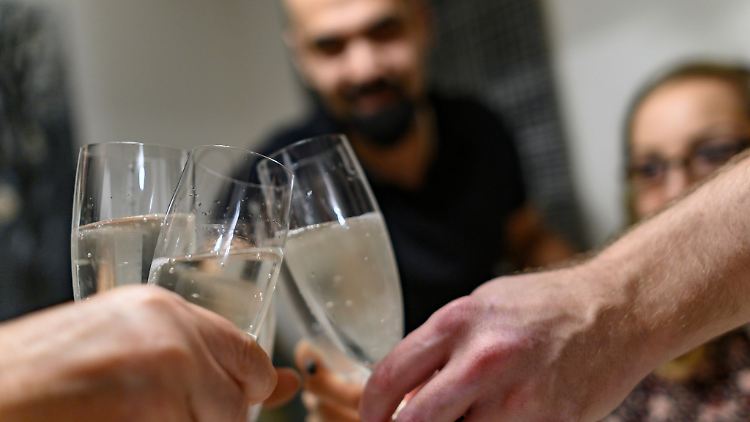 Verträgt sich schlecht mit Jobs auf Gerüsten oder am Steuer: eine Runde Sekt für alle Mitarbeiter.