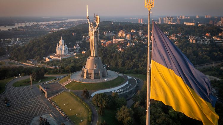 Blick auf das Mutterland-Denkmal in der ukrainischen Hauptstadt Kiew.