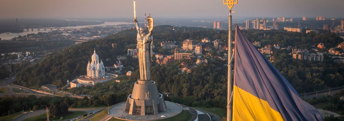 Blick auf das Mutterland-Denkmal in der ukrainischen Hauptstadt Kiew.