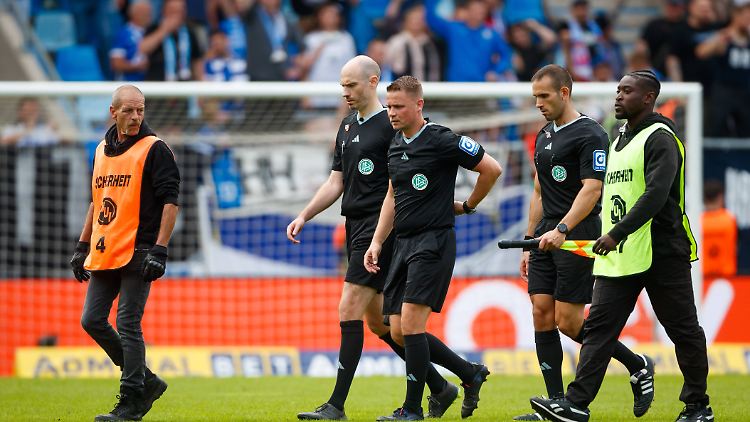 Schiedsrichter Robert Kampka und sein Team nach dem Spiel und kurz vor dem Zwischenfall, der ein Nachspiel haben wird.