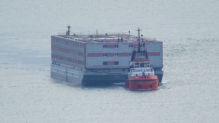 Großbritannien will Migrantinnen und Migranten mit drastischen Gesetzen abschrecken - oder etwa mit diesem schwimmenden Flüchtlingslager.