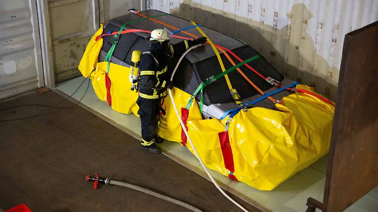 Der "Recover-E-Bag", fertig verpackt mit einer Löschlanze (Fognail) zur Innenraumkühlung.
