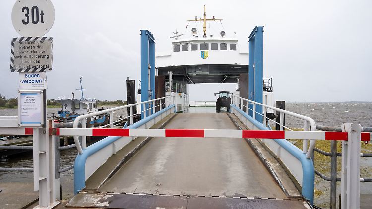 Die Fähre "Vitte" liegt im Hafen von Schaprode auf Rügen fest. Der Fährverkehr zur und von der Insel Hiddensee wurde von der Reederei eingestellt. 