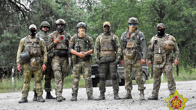 Belarussische Soldaten posieren gemeinsam mit Wagner-Söldern für ein Foto in Belarus.