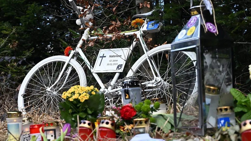 Bei-einer-Fahrrad-Demonstration-fuer-den-bei-einem-Unfall-gestorbenen-Radaktivisten-Andreas-Mandalka-wurde-an-der-Unfallstelle-ein-Ghostbike-aufgestellt
