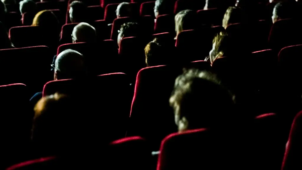 Besucher-sitzen-in-einem-Kino