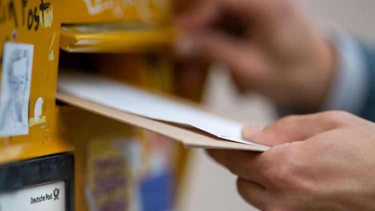 Nur echt in gelber Farbe: der Briefkasten der Deutschen Post. Konkurrenzunternehmen haben in manchen Regionen eigene Briefkästen zur Postaufgabe.