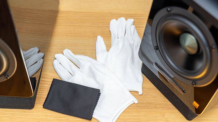 Weil Klavierlack extrem empfindlich gegen Staub und Fettschlieren ist, liefert Edifier Mikrofasertuch und Stoffhandschuhe mit.