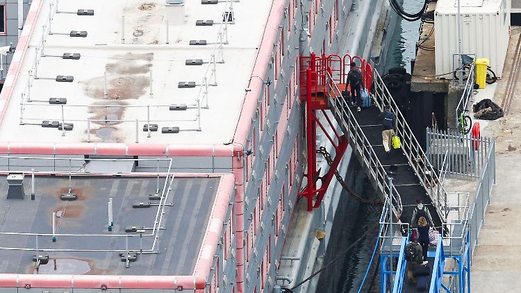 Menschenrechtsorganisationen beklagen unter anderem die beengten Zustände auf dem Schiff.