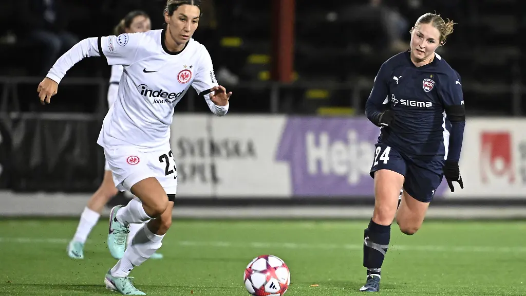 FEintracht-Frankfurts-Sara-Doorsoun-l-und-Rosengards-Hanna-Andersson-kaempfen-um-den-Ball