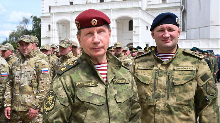 Der Chef der russischen Nationalgarde, Viktor Solotow (l.), auf dem Domplatz des Moskauer Kremls.
