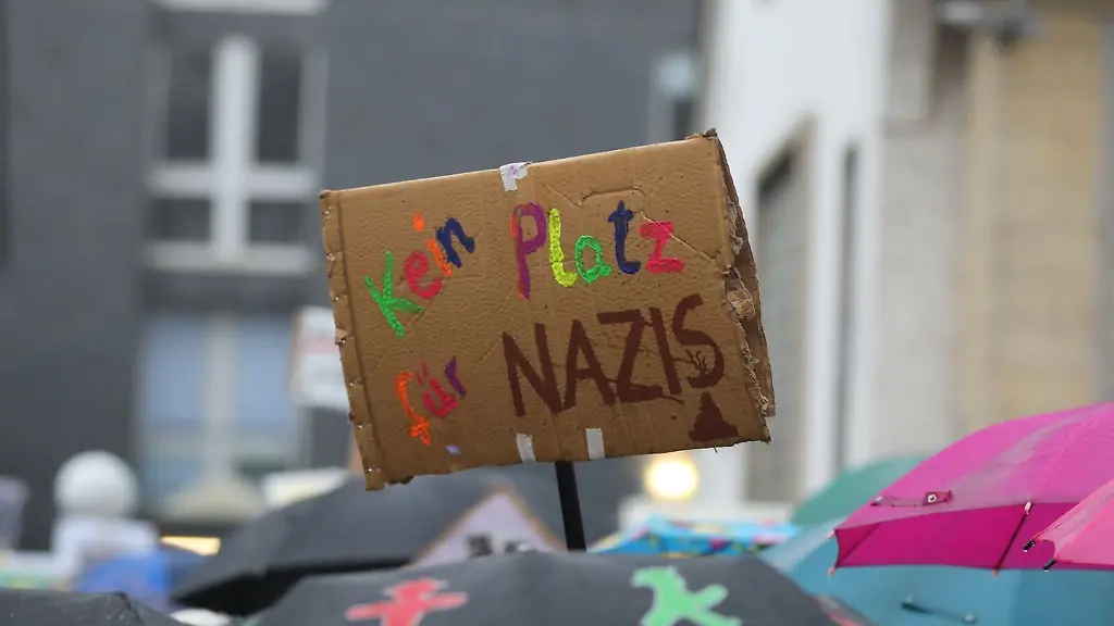 Teilnehmer-einer-Demonstration-gegen-Rechtsextremismus