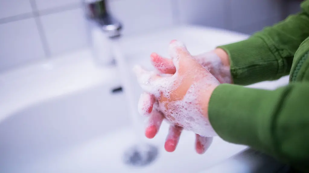 Kinder-waschen-sich-in-einer-Kindertagesstaette-die-Haende-mit-Seife