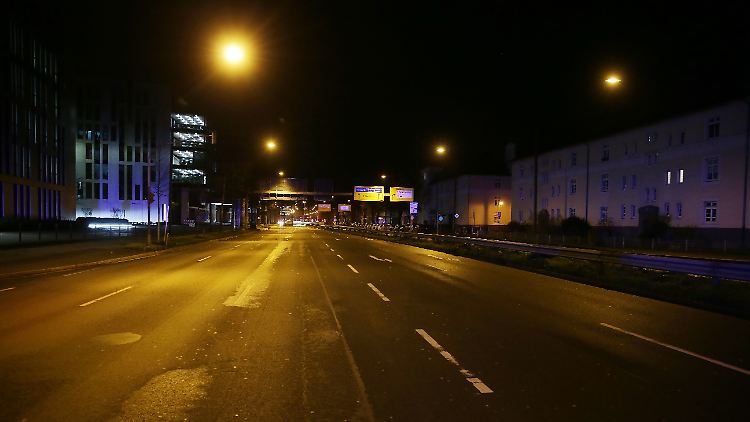 Die sonst sehr stark befahrene Uerdinger Straße blieb wegen der Bombenentschärfung leer.