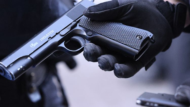 Geladen sollen die Dienstwaffen von Polizisten zu Hause eigentlich nicht sein.