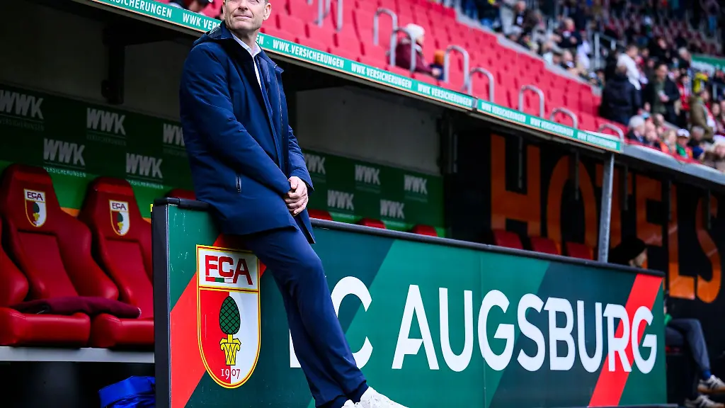 Augsburgs-Trainer-Jess-Thorup-steht-vor-dem-Spiel-im-Stadion