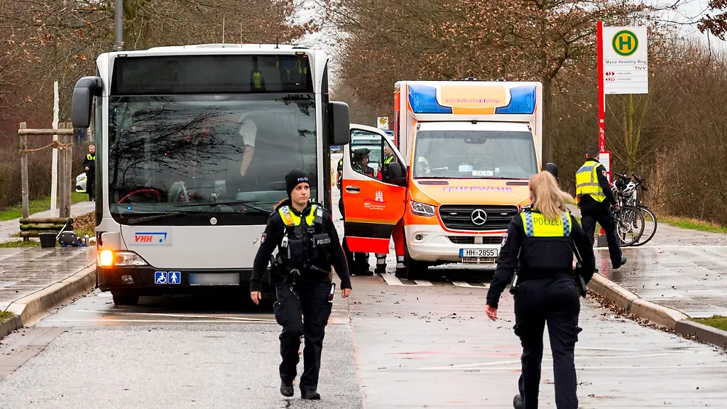 Einsatzkraefte-stehen-im-Stadtteil-Neuallermoehe-an-einer-Unfallstelle