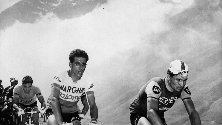 Federico Bahamontes (Mitte) im Hochgebirgsduell mit Raymond Poulidor (rechts).