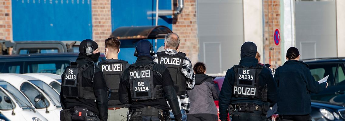 Polizeieinsatz gegen Rocker in einem Gewerbegebiet in Berlin Weißensee.