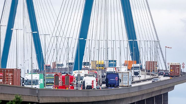 Nichts für Ungeduldige: Autos und LKW quälen sich über eine Brücke in Hamburg.